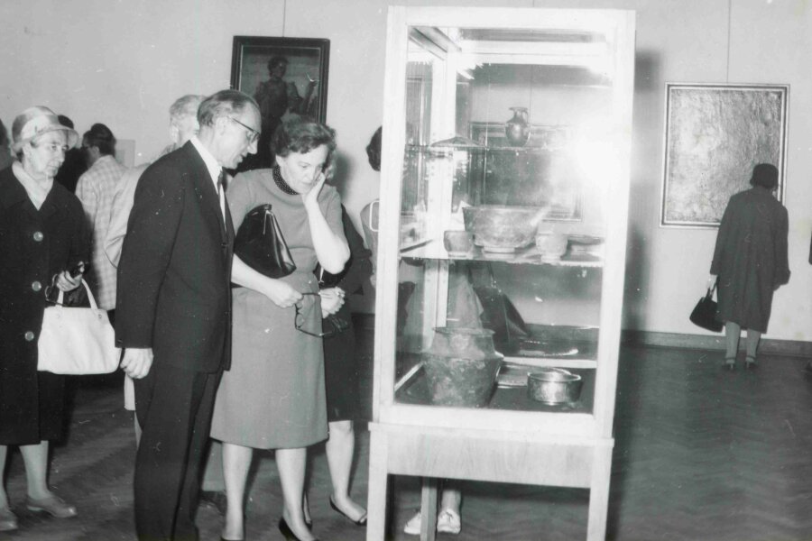 U vitríny O. Pelikán